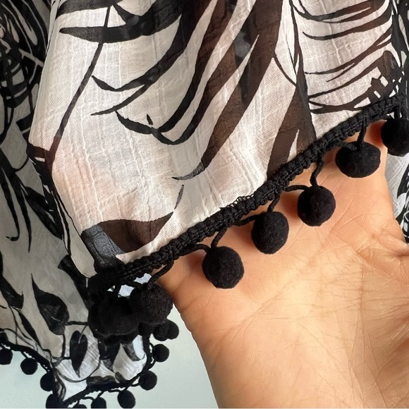 NWT Vince Camuto Women's Floral Lagoon V-Neck Poncho Blouse Size S Black White - Picture 7 of 12